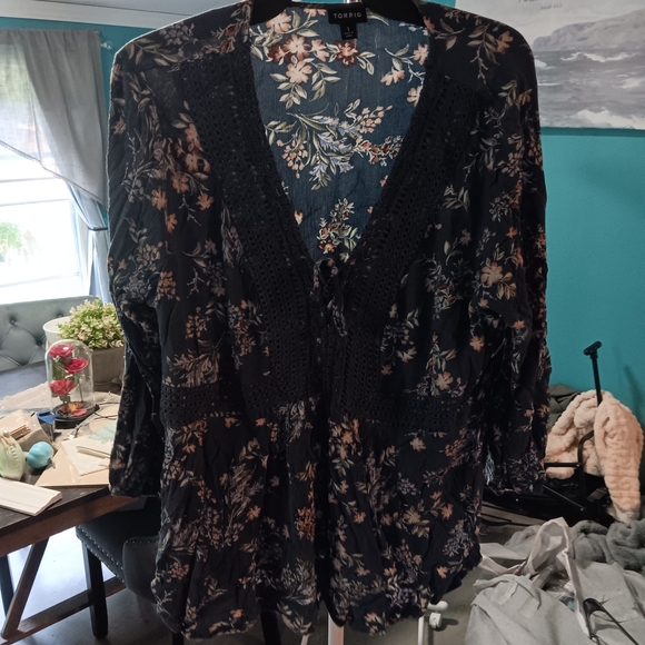 torrid Tops - Torrid Floral Navy Blouse Size 1